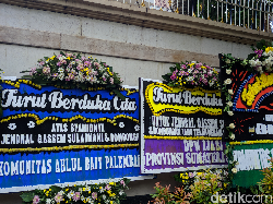 Karangan Bunga Duka Atas Tewasnya Soleimani Berjejer di Kedubes Iran di Jakarta