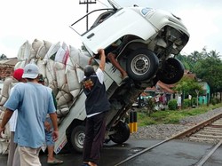 Kelebihan Muatan, Mobil Pikap di Cianjur Standing