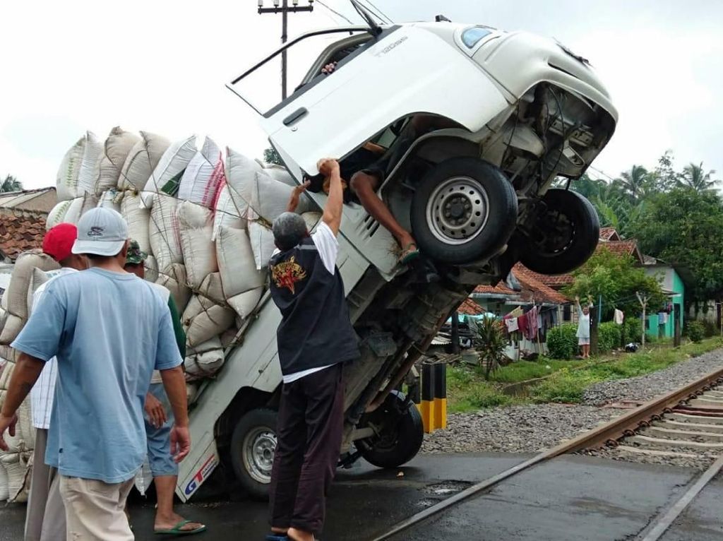 Kelebihan Muatan, Mobil Pikap di Cianjur Standing Kelebihan Muatan, Mobil Pikap di Cianjur Standing