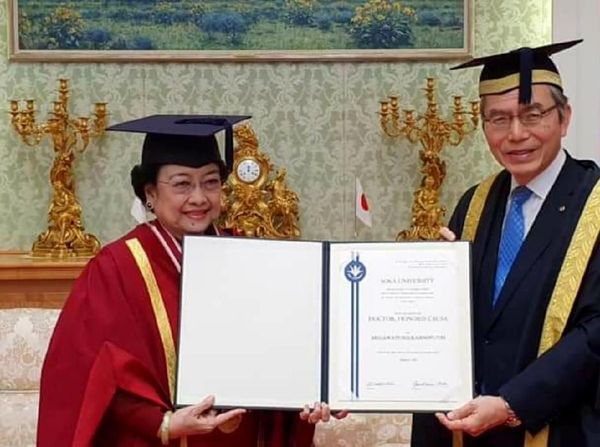 Megawati Raih Gelar Doktor HC Universitas Soka Tokyo