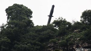 Wow! Ada Belati Raksasa Tertancap di Bukit Bandung Barat