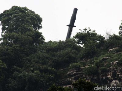 Wow! Ada Belati Raksasa Tertancap di Bukit Bandung Barat