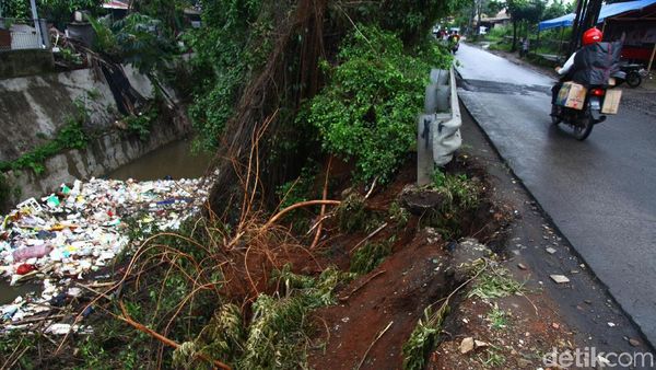 Hati-Hati! Ada Longsor di Jl Raya Tanah Baru Depok