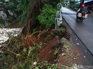 Hati-Hati! Ada Longsor di Jl Raya Tanah Baru Depok