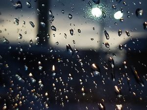 Tetesan Hujan Di Malam Hari Tetesan Hujan Di Malam Hari