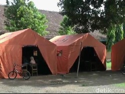 Atap Kelas Ambrol, Siswa SD di Probolinggo Belajar dalam Tenda Darurat