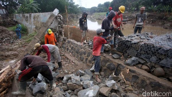 Usai Jebol dan Bikin Banjir, Tanggul Kali Bekasi Diperbaiki