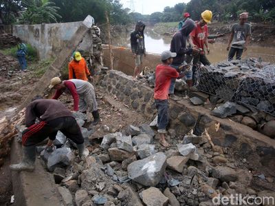 Usai Jebol dan Bikin Banjir, Tanggul Kali Bekasi Diperbaiki