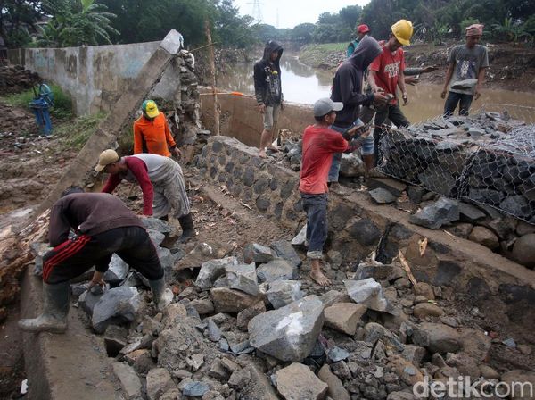 Usai Jebol dan Bikin Banjir, Tanggul Kali Bekasi Diperbaiki
