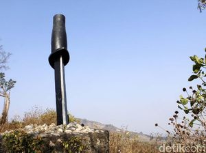 Aneh tapi Nyata: Melihat Lebih Dekat Belati Raksasa di Puncak Manik KBB