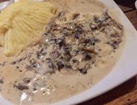 Ngemil Pizza Italia yang Renyah, Enak dan Murah di Ubud