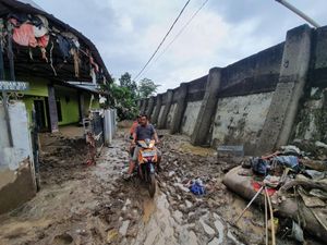 Pondok Gede Permai Usai Banjir: Lumpur Mengendap, Sampah Nyangkut di Genteng