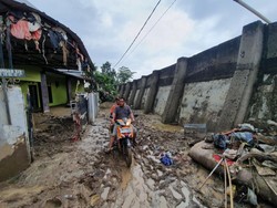 Pondok Gede Permai Usai Banjir: Lumpur Mengendap, Sampah Nyangkut di Genteng
