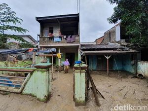 Kisah Erlina, Korban Banjir Pondok Gede Permai yang Tinggal Bersama Lumpur Kisah Erlina, Korban Banjir Pondok Gede Permai yang Tinggal Bersama Lumpur