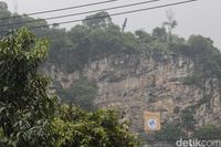 Belati Raksasa Tertancap di Gunung Manik Bandung Barat, Jatuh dari Langit?