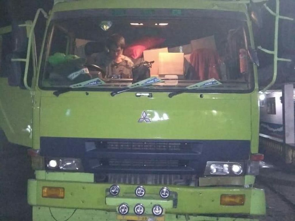 Truk Tabrak Anak Punk yang Hendak Menumpang di Sergai Sumut Truk Tabrak Anak Punk yang Hendak Menumpang di Sergai Sumut