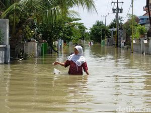 Luapan Air Kali Lamong Rendam 4 Kecamatan di Gresik Luapan Air Kali Lamong Rendam 4 Kecamatan di Gresik