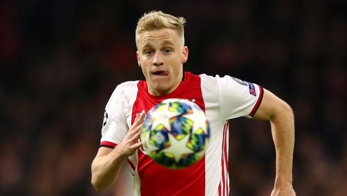 AMSTERDAM, NETHERLANDS - DECEMBER 10: Donny van de Beek of Ajax in action during the UEFA Champions League group H match between AFC Ajax and Valencia CF at Amsterdam Arena on December 10, 2019 in Amsterdam, Netherlands. (Photo by Dean Mouhtaropoulos/Getty Images)