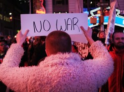 Momen Siaran Langsung Televisi Diinterupsi Aksi Protes Perang Rusia