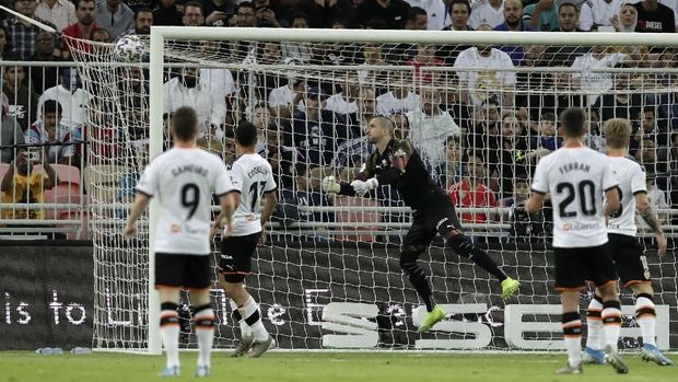 Kiper Jaume Domenech gagal menghalau tendangan sudut Toni Kroos.