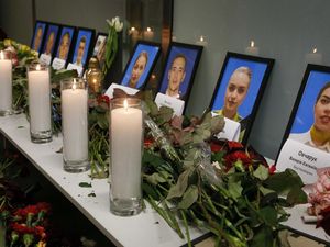 Bunga dan Lilin untuk Korban Pesawat Ukraine Airlines