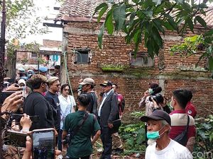 Rizky Febian Hadir di Pembongkaran Makam Lina Rizky Febian Hadir di Pembongkaran Makam Lina