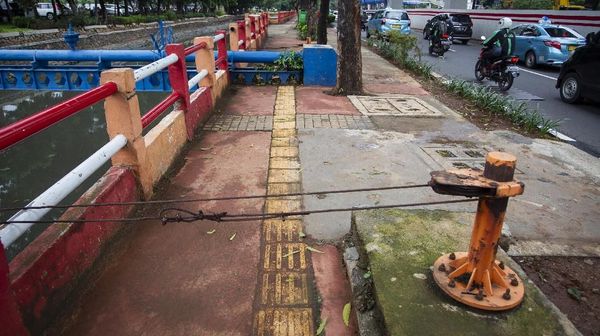 Duh, Jalur Khusus Disabilitas Ini Kok Terhalang Pipa Sih