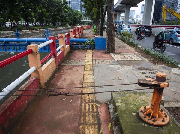 Duh, Jalur Khusus Disabilitas Ini Kok Terhalang Pipa Sih