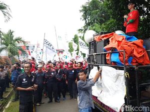 Ada Demo, Lalin di Gerbang Tol Jatiasih Macet