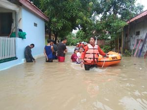 Sungai Meluap, Ratusan Rumah di Indramayu Terendam Banjir