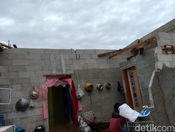 Hujan dan Angin Kencang Terjang Pesisir Karawang, 11 Rumah Warga Rusak
