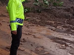 Diguyur Hujan Deras Jalan Utama Lahat-Pagaralam Putus, 1 Kendaraan Terjebak