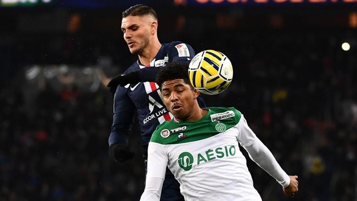 Paris Saint-Germains Argentinian forward Mauro Icardi (rear) vies for the ball with Saint-Etiennes French defender Wesley Fofana (front) during the French League cup final quarter match between Paris Saint-Germain (PSG) and AS Saint Etienne at the Parc des Princes stadium in Paris on January 8, 2020. (Photo by Anne-Christine POUJOULAT / AFP)