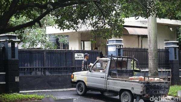 Suasana Rumah Dinas Komisioner KPU yang Diciduk KPK