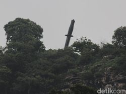 Mudik via Bandung, Ada Belati Raksasa Tertancap di Gunung Manik KBB