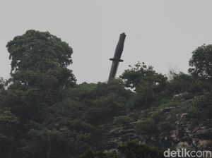 Mudik via Bandung, Ada Belati Raksasa Tertancap di Gunung Manik KBB Mudik via Bandung, Ada Belati Raksasa Tertancap di Gunung Manik KBB