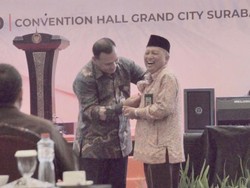 Saat Ketua KPK Memasang Name Tag Pembaca Doa yang Terjatuh