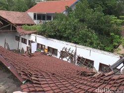 Atap Gedung Sekolah di Pasuruan Ambruk Sebelum Direhab