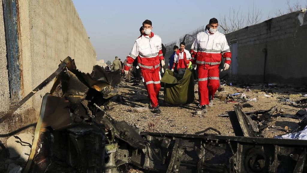 Evakuasi Korban Jatuhnya Pesawat Ukraine Airlines