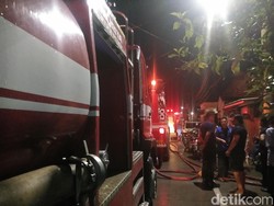 Rumah Ketua RW dan RT di Makassar Terbakar, Polisi Bersenjata Jaga Lokasi