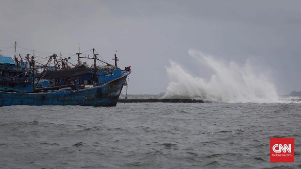 Kapal nelayan banyak bersandar tidak melaut karena gelombang air laut yang tinggi di kawasan Muara Baru, Jakarta, Kamis, 9 Januari 2020. Badan Meteorologi, Klimatologi, dan Geofisika (BMKG) memperkirakan daerah pesisir Jakarta Utara mengalami air pasang maksimum pada 9 Januari hingga 11 Januari 2020. CNNIndonesia/Safir Makki