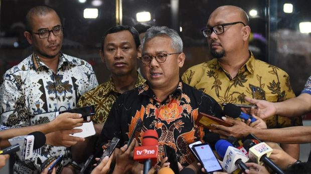 Ketua KPU Arief Budiman (kedua kanan) didampingi Komisioner Ilham Saputa (kanan), Pramono Ubaid Tantowi (kedua kiri) dan Hasyim Asyari (kiri) memberikan keterangan pers usai mendatangi gedung KPK terkait penangkapan komisioner KPU Wahyu Setiawan, di Jakarta, Rabu (8/1/2020). Ketua KPU dalam keterangannya tidak bisa memastikan sangkut paut posisi Wahyu Setiawan sebagai Komisioner bidang sosialisasi dan partisipasi masyarakat dengan penangkapannya oleh penyidik KPK. ANTARA FOTO/Indrianto Eko Suwarso/ama.