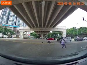 Ditabrak Mobil, Pemotor Ini Malah Keluarkan Jurus Bela Diri