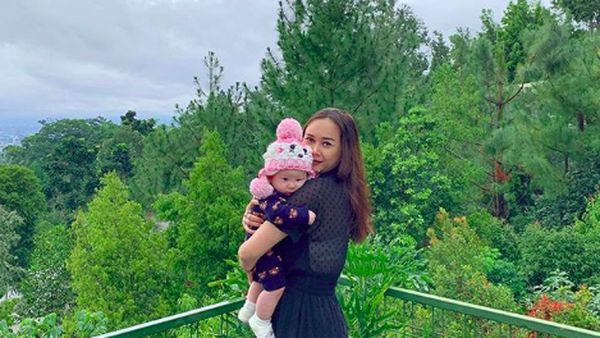 Foto: Gemas! Momen Aura Kasih dan Buah Hati Liburan di Bandung
