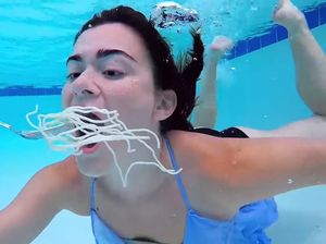 Kayak Putri Duyung, Wanita Ini Makan Salad dan Pasta di Dalam Air