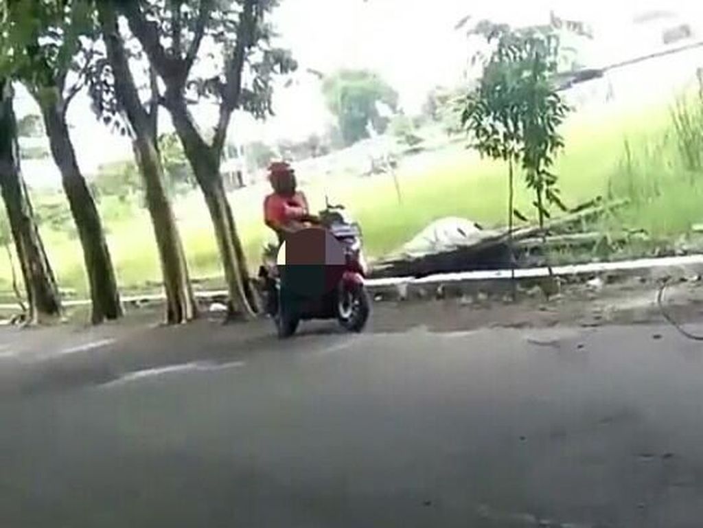 Viral, Seorang Pria Onani di Atas Motor Viral, Seorang Pria Onani di Atas Motor