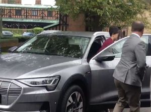 Dituduh Munafik, Pangeran Harry Antar Istri Pakai Mobil Listrik