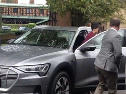 Dituduh Munafik, Pangeran Harry Antar Istri Pakai Mobil Listrik