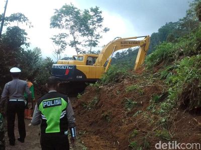 Alat Berat Dikerahkan untuk Buka Akses ke Dieng Usai Longsor