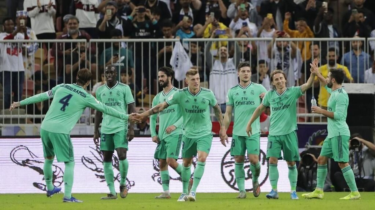 Pelatih Real Madrid Zinedine Zidane mengaku puas dengan penampilan timnya usai menggulung Valencia di semifinal Piala Super Spanyol. (Foto: Amr Nabil / AP Photo)